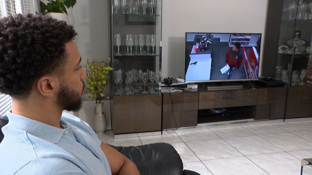 容疑者としてテレビに誤って映された男性らが賠償を要求