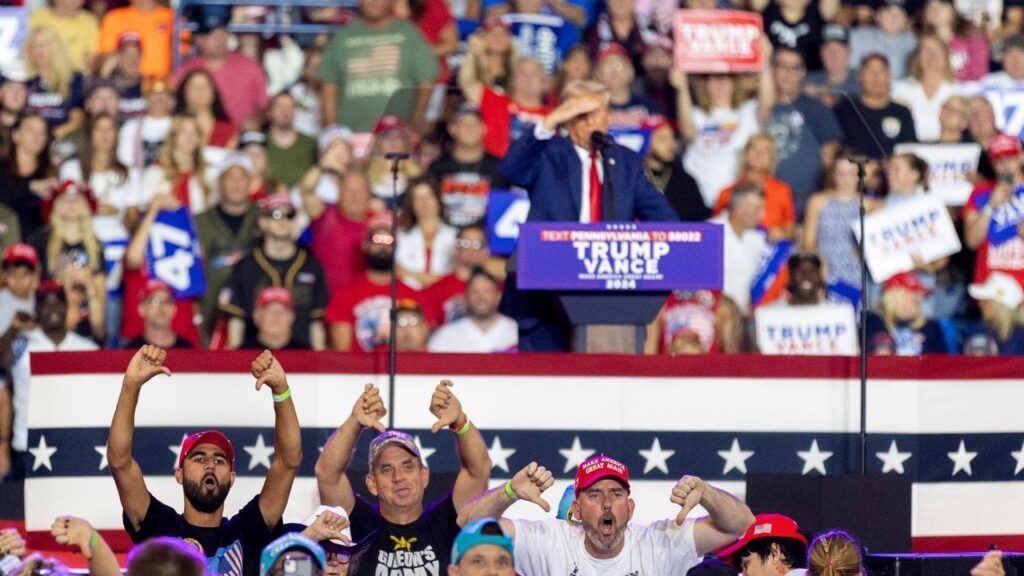 トランプ氏、ペンシルバニア州集会でジャーナリストを「国民の敵」と非難、その数分後に男がメディアエリアに乱入