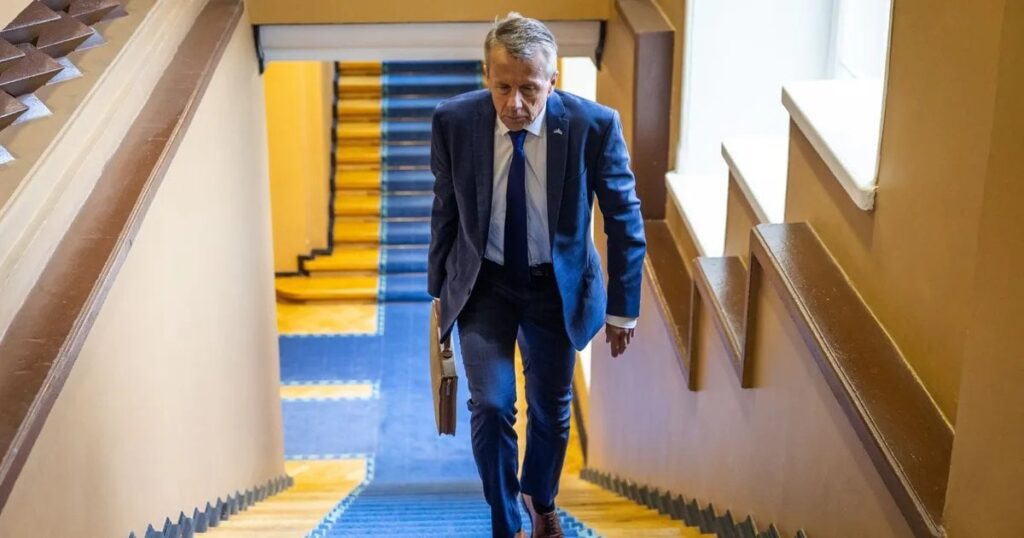 財務大臣は新たな税の代わりにさらなる増税を提案した