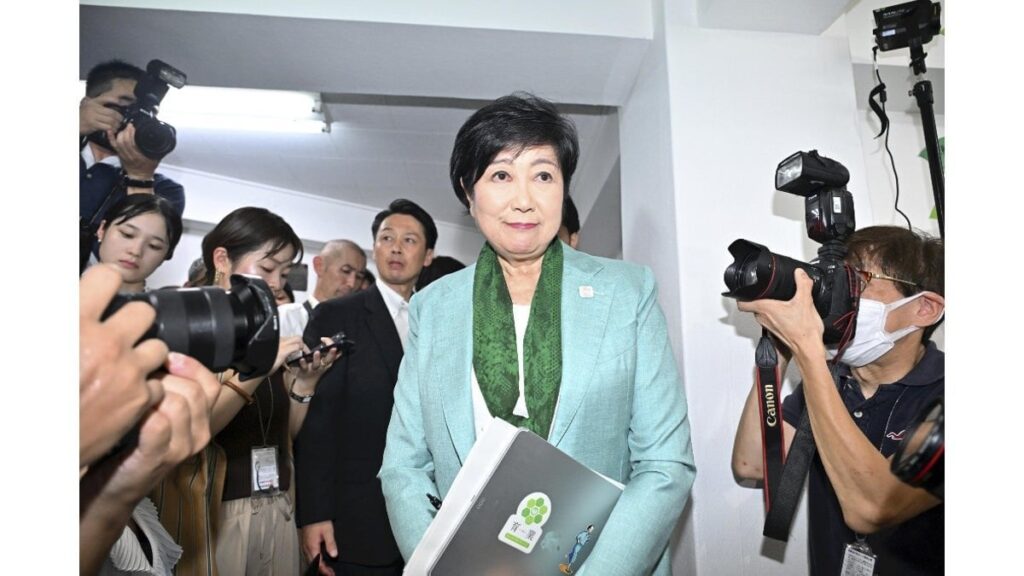 小池百合子都知事が膝を剥離骨折、プロ野球の始球式でバランス崩し全治２か月…当面は在宅で執務