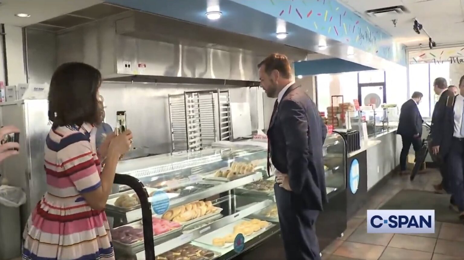ドーナツ店の従業員が選挙活動中にJD・ヴァンスとカメラの前で話すことを拒否