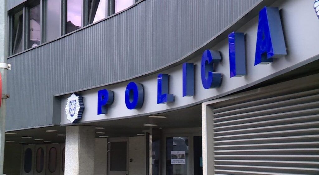 身分を偽った男を逮捕