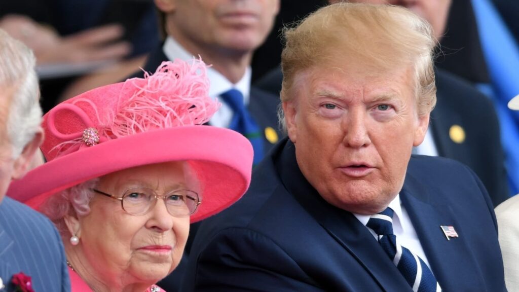 エリザベス女王はトランプ氏が「非常に失礼」であり、メラニア夫人と「取り決め」があったと述べた