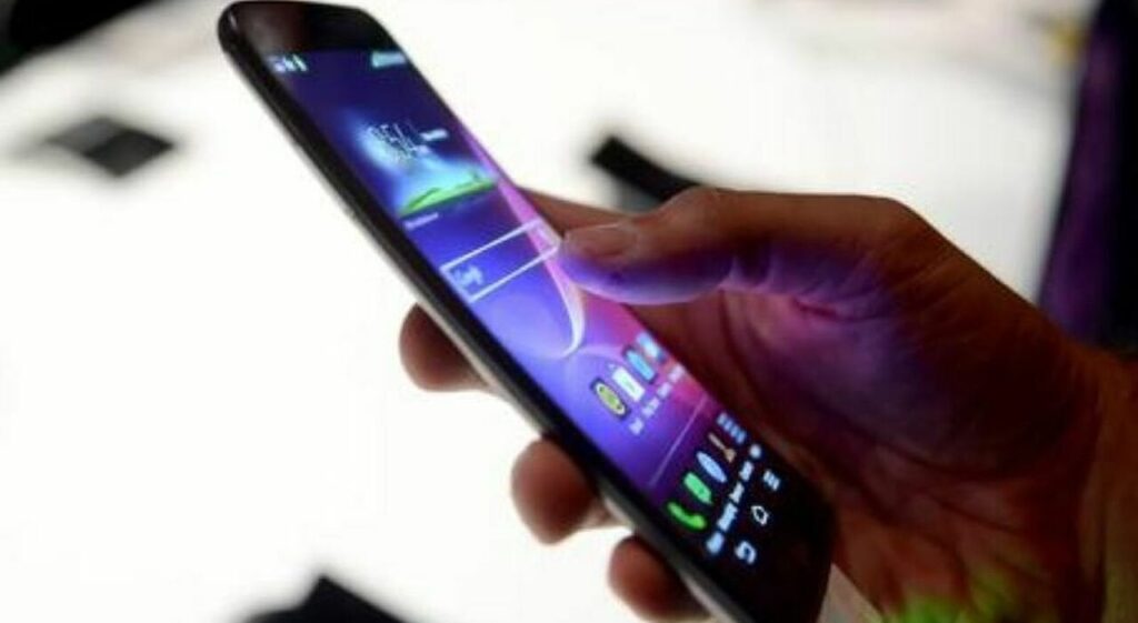 彼は電話で助けを求めたが、技術者らは彼の銀行口座から8,700万ユーロを使い果たし、「BMWも買った」