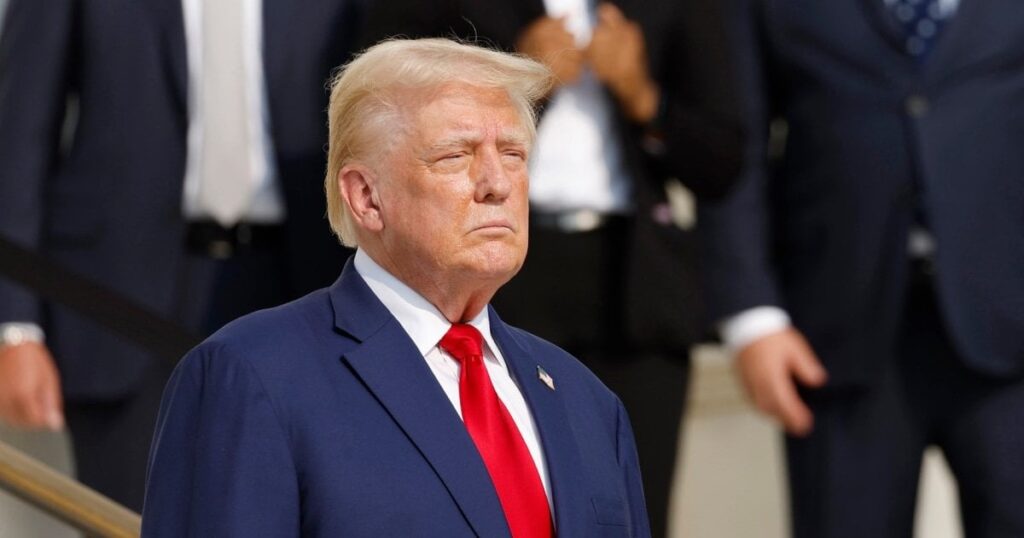 新たな詳細から、トランプ氏のアーリントン論争はすぐには終わらないことが示唆される | トランプ氏が自身をアーリントン論争の被害者と位置づける中、彼の選挙陣営は陸軍長官事務所を「ハッカー集団」と呼んだ。