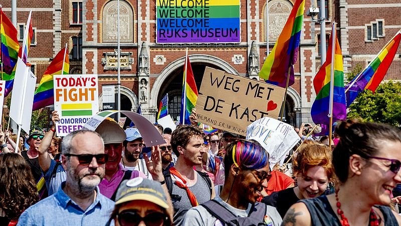 LGBTI+ の受け入れは史上最低水準にあり、物事がうまくいっていると考えているのはコミュニティの半分未満です