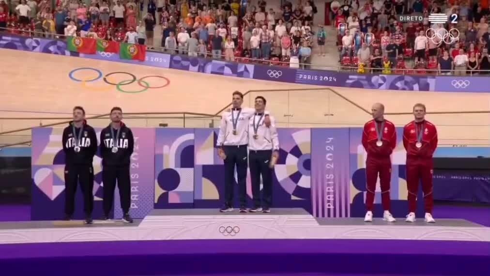 2024年パリオリンピック、自転車トラック競技のイウリ・レイトン選手とルイ・オリベイラ選手の勝利を受けてポルトガル人女性がスピーチを披露