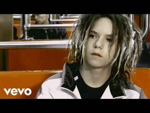 こんにちは、フィンランドの皆さん！この曲とバンドがフィンランドで実際どのくらい人気があるのか​​気になっています。私は南東ヨーロッパ出身ですが、2000年代にこの曲はフィンランドで一番人気だったと思います。どこでも流れていたんです！Bomfunk MCがフィンランド人だということは知っているので、質問しているんです。