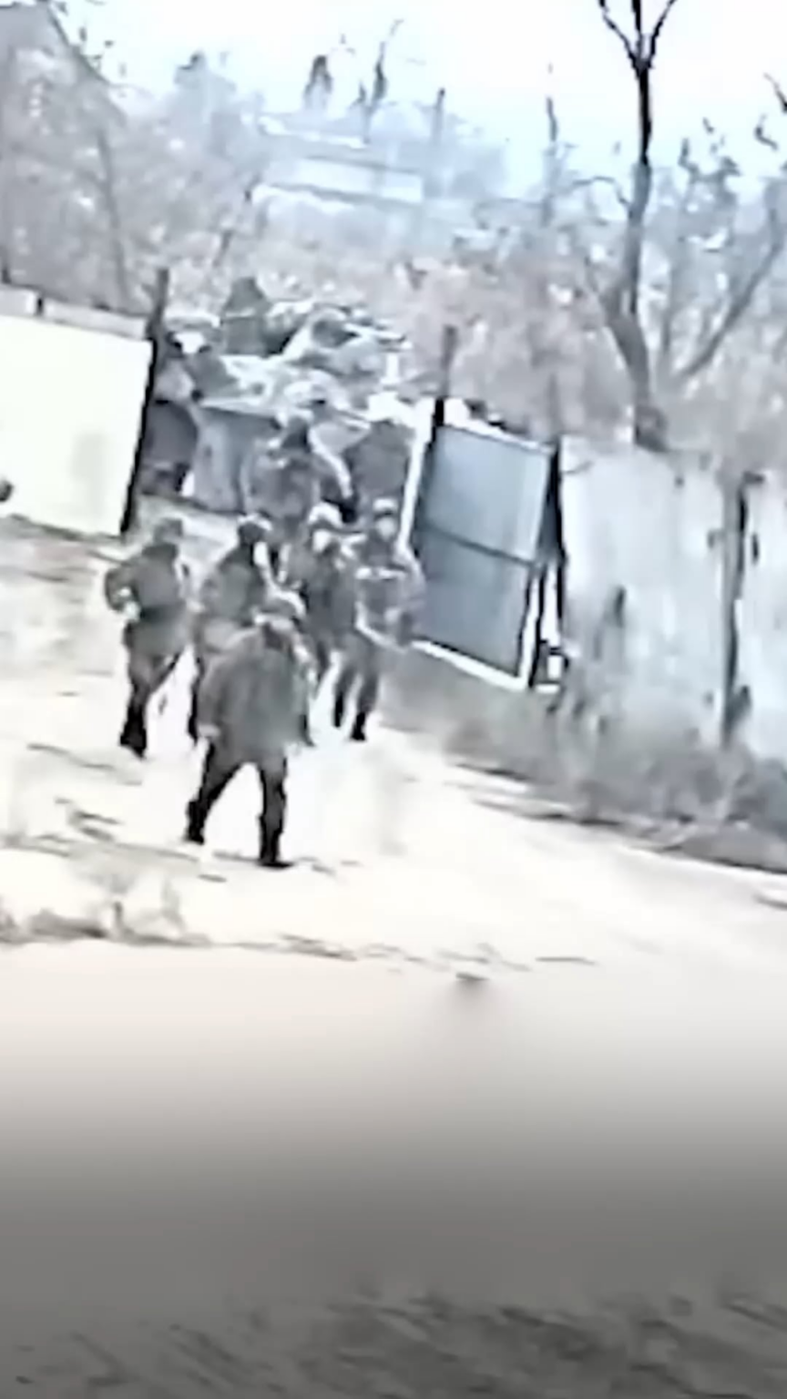 過去1か月間、2022年以降に戦争犯罪者、強姦犯、略奪者として特定された複数の部隊と上級将校がベルゴロド地域で目撃されている。彼らは新たな階級や賞を受けるのではなく、国際裁判所による調査と判決を受けるべきである。