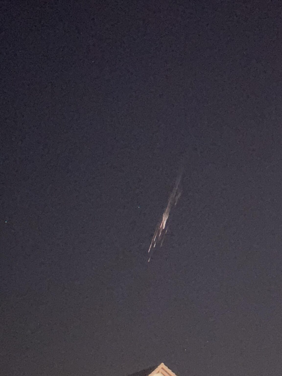 空から何かが落ちてくる