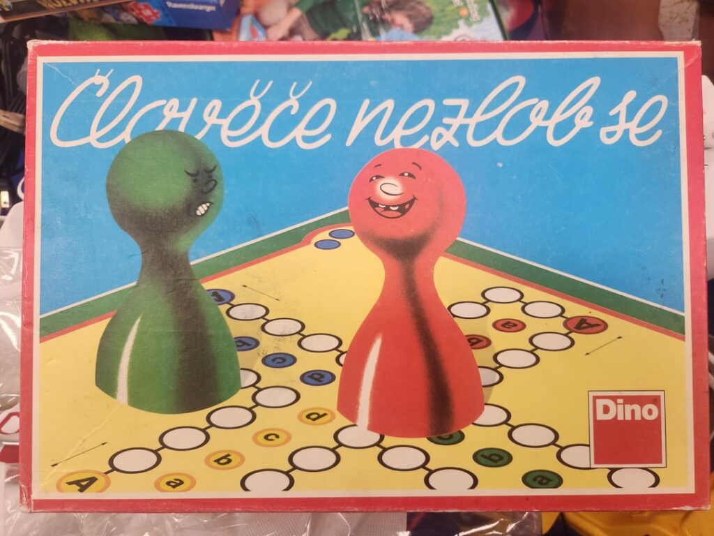 シカゴ地域の Goodwill (チャリティー ショップ) でこのかわいいゲームを見つけたのですが、どのように遊ぶのか、またゲームの名前の英語訳が知りたいです。ありがとうございます。
