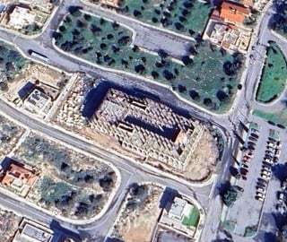 エピスコピにあるこの巨大な建物は何ですか？