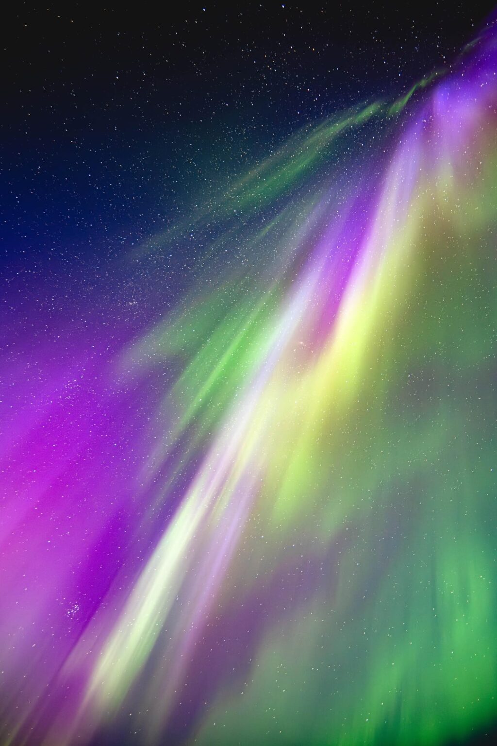 フィンランドのオーロラの写真が皆さんにとても好評だったので、ここにもう一枚掲載します。