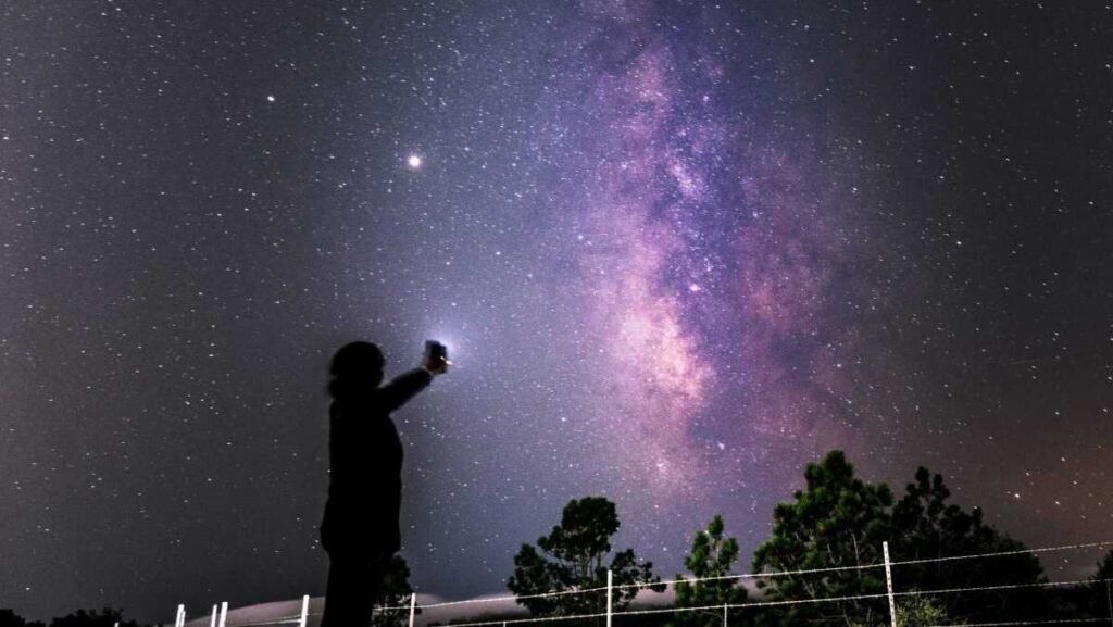 ペルセウス座流星群は数日以内にピークを迎えるでしょう。観察に最適な条件はいつですか? 1時間あたり最大100個の流れ星を見ることができます。