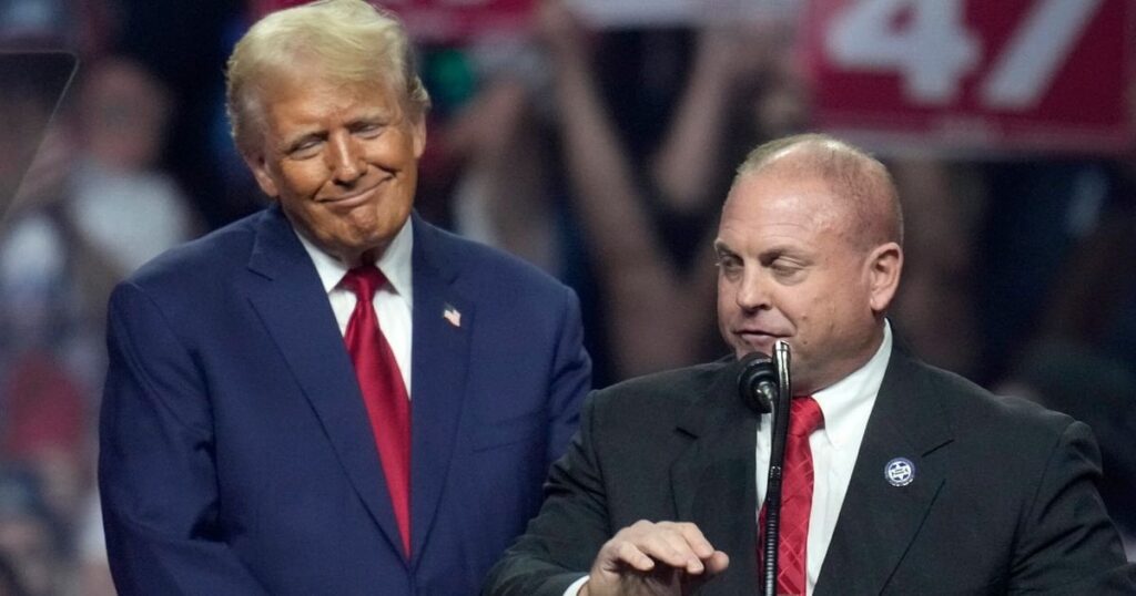 トランプ大統領、警察組合長に集会の気まずい瞬間を終わらせるよう指示