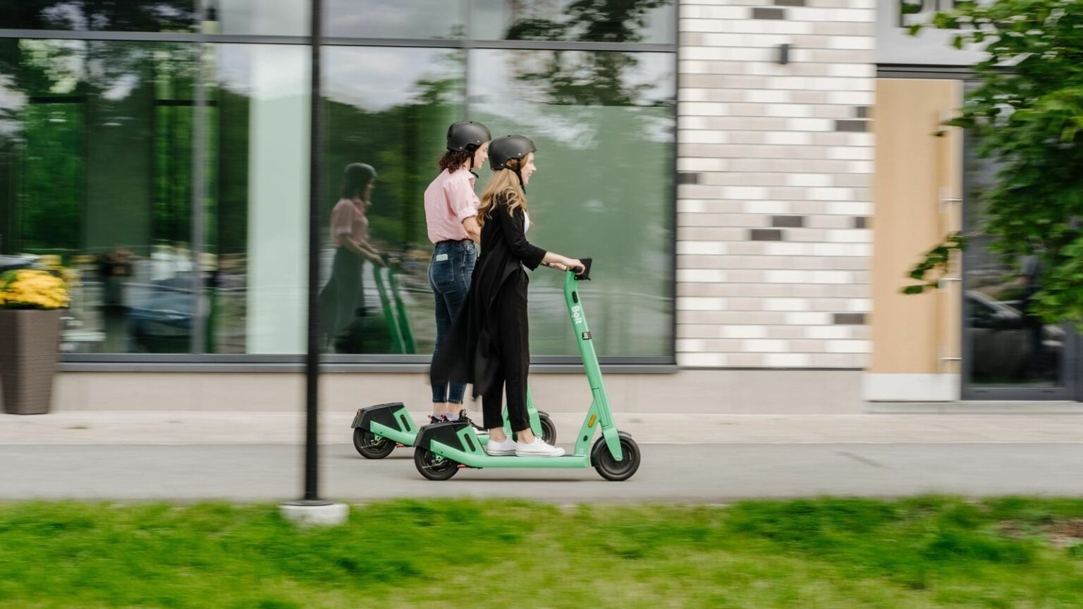 ヨーロッパの電動スクーターレンタルボルトが本日アイスランドでオープン