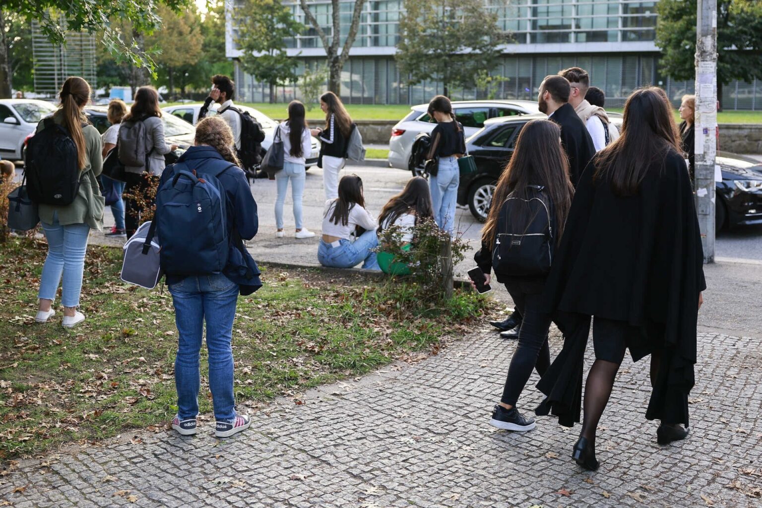 雇用市場では新卒者の18％が不採用となり、EUで最悪の記録の一つとなっている