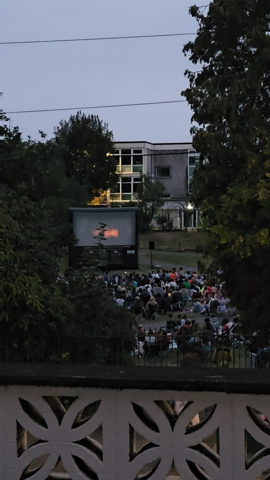 家の前に映画館があるのに、これ以上何を求めることができますか?