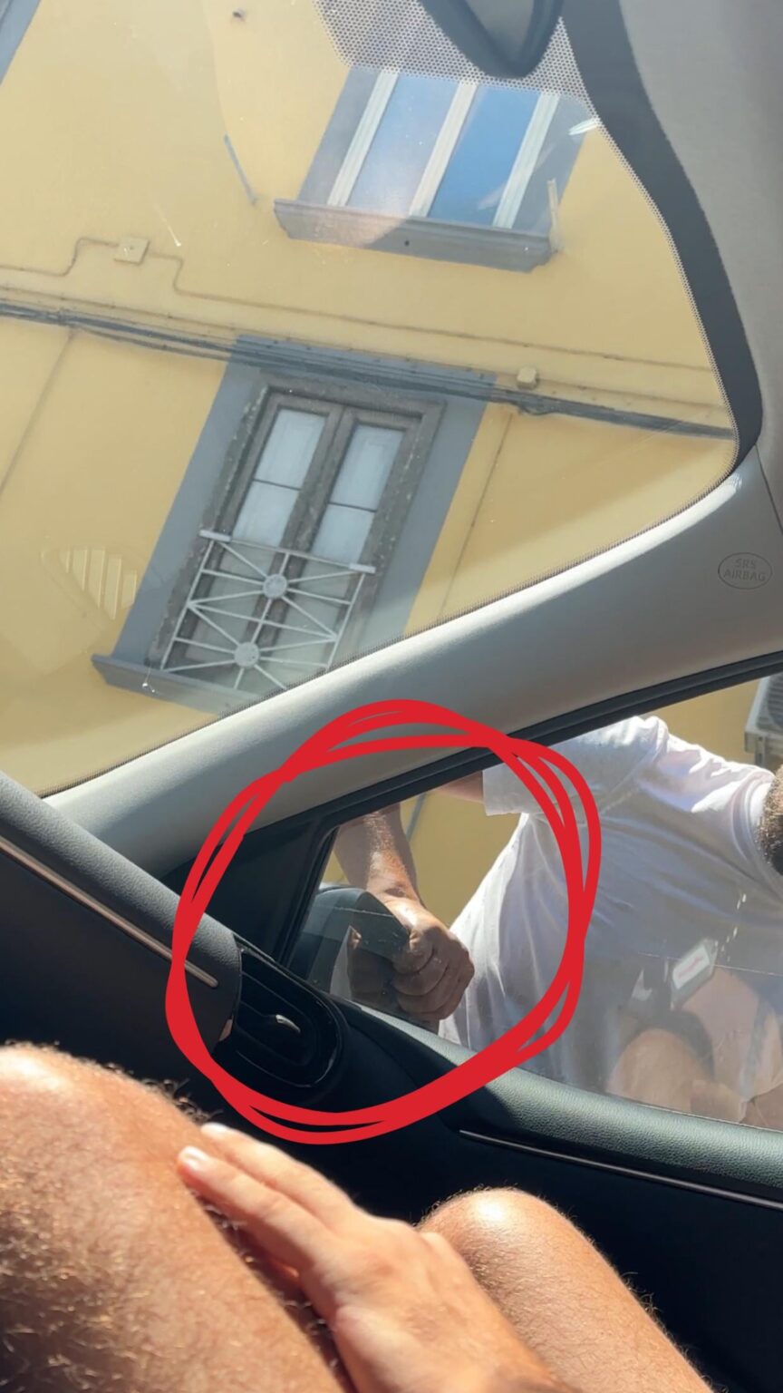 イタリア、ナポリの積極的な自動車クリーナー イタリア、ナポリの積極的な自動車クリーナー