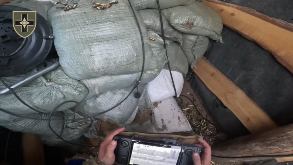 ウクライナ軍兵士が遠隔操作の機関銃を使ってロシアの攻撃を防いだとされる