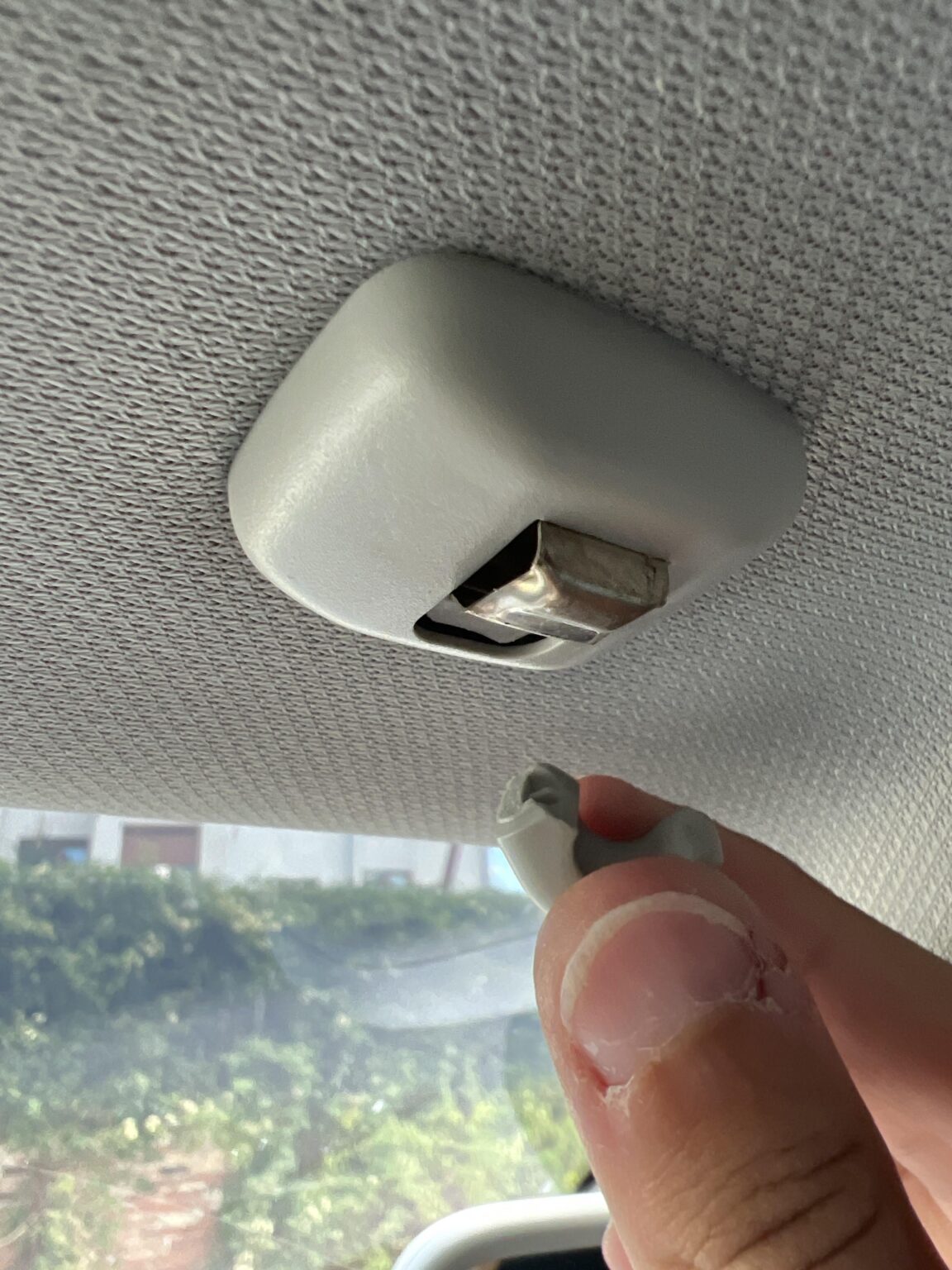誰か車のボンネットフックを固定する方法を知っていますか