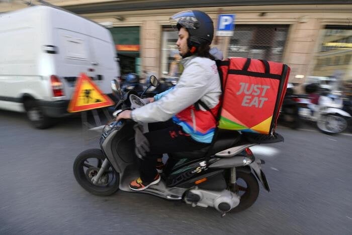Just Eat アルゴリズムは、ライダーの「パフォーマンスの低下」にペナルティを課します。 CGILは「交通状況、安全、休憩が考慮されていない」と抗議している。