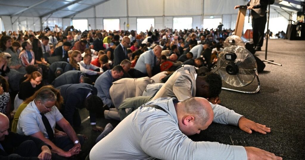 オランダでは教会は空いているかもしれませんが、ペンテコステ派のコミュニティは成長しています。