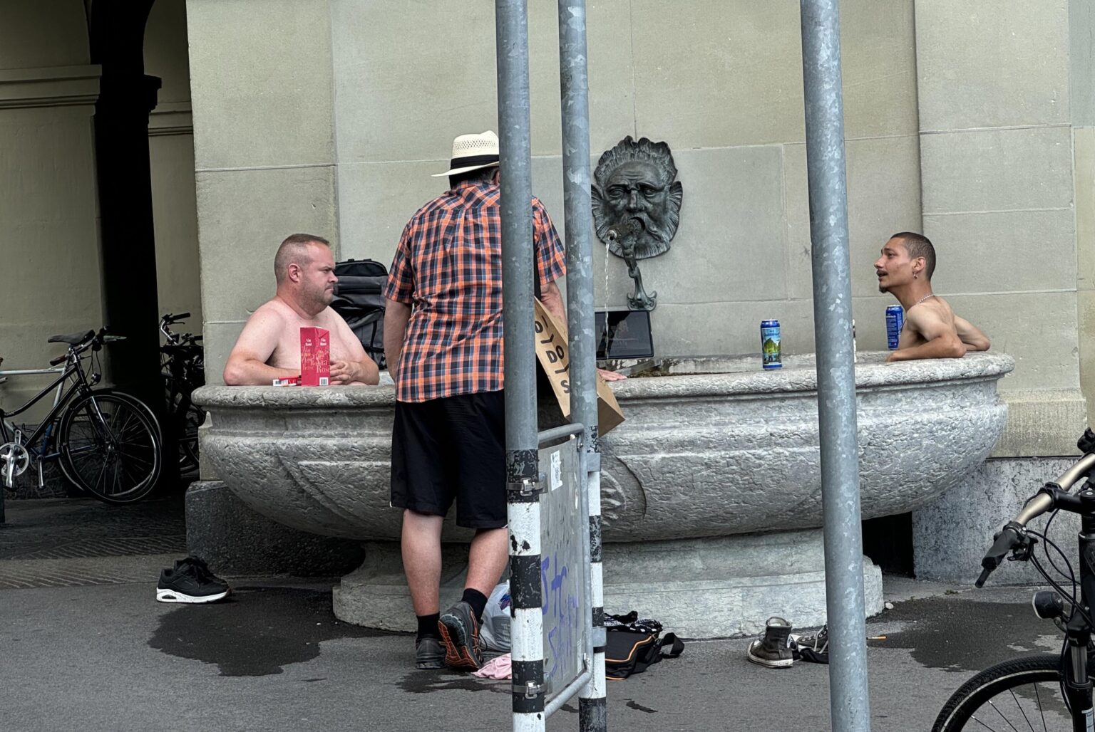 スイスのベルンで、2人の男が飲料水噴水でたむろしているために観光客が激怒