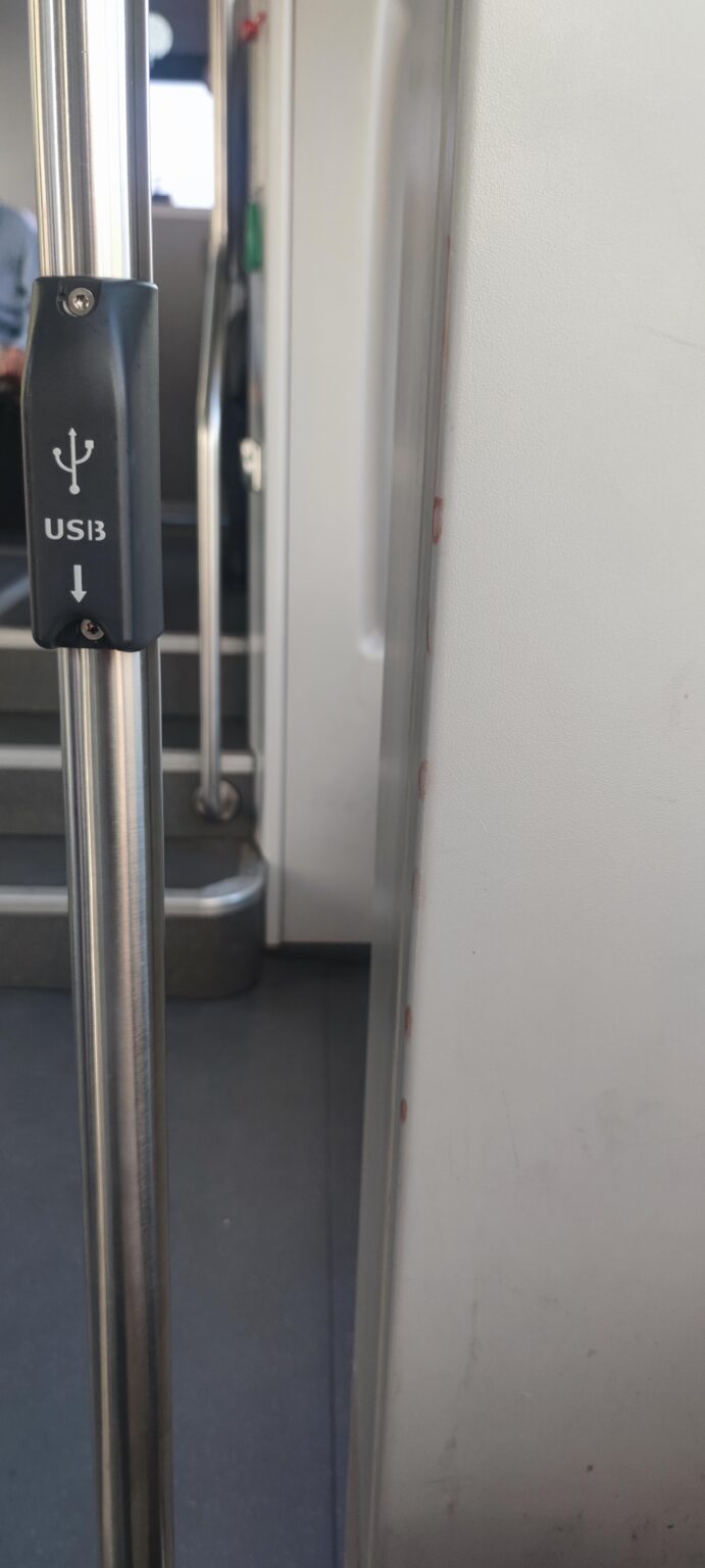 私が盲目なのでしょうか、それともジュネーブの路面電車の USB 充電器は比較的新しいのでしょうか? 他の都市でも同様のものがあると思います。