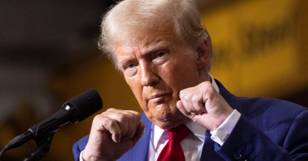 トランプ氏は自分が変人ではないと言いながら、さらに変人ぶりを見せる