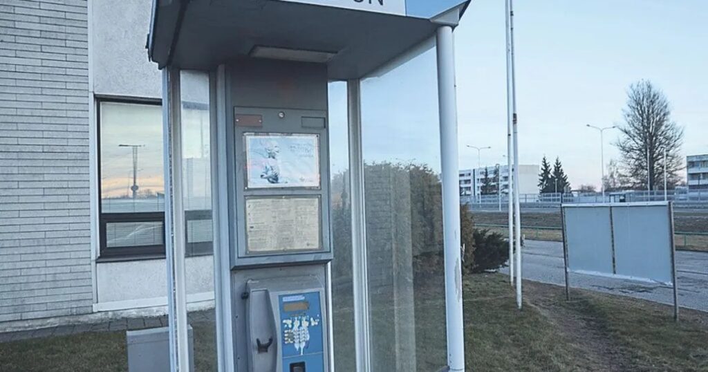 こんにちは、エストニアの美術館の外に公衆電話はありますか?