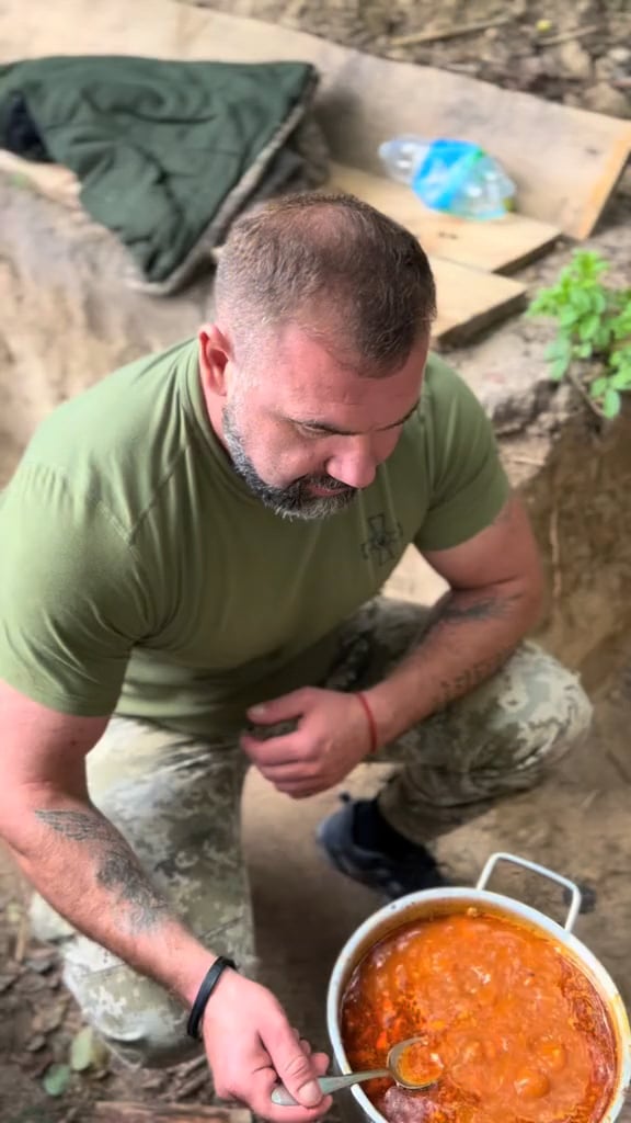 ウクライナの兵士がチームに温かい食事を用意する