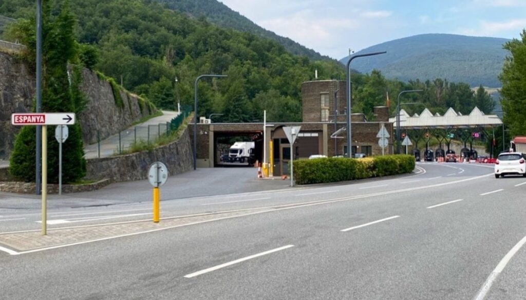 エスカレは、車でアンドラに入国する観光客に警告を与える広告を描いたとしてエスポットを非難する
