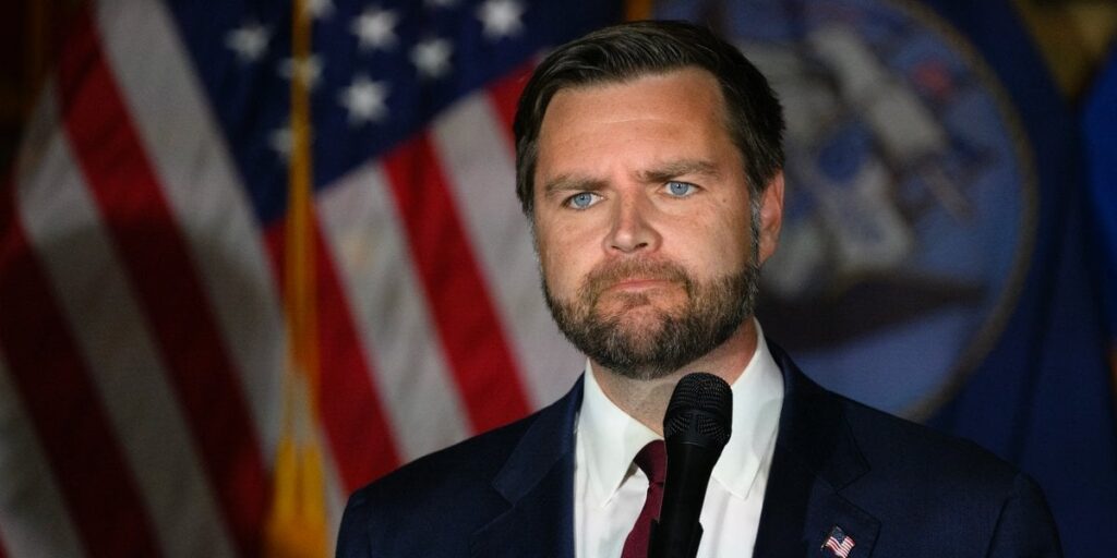 ヴァンス上院議員は、トランプ氏が連邦の妊娠中絶禁止を拒否するだろうと主張。ウォーレン上院議員は「女性は愚かではない」と反論。「この国中の女性が中絶を受けられないようにすることを公然と自慢してきた二人の男に、娘や孫娘の将来を託すつもりはない」とエリザベス・ウォーレン上院議員は述べた。