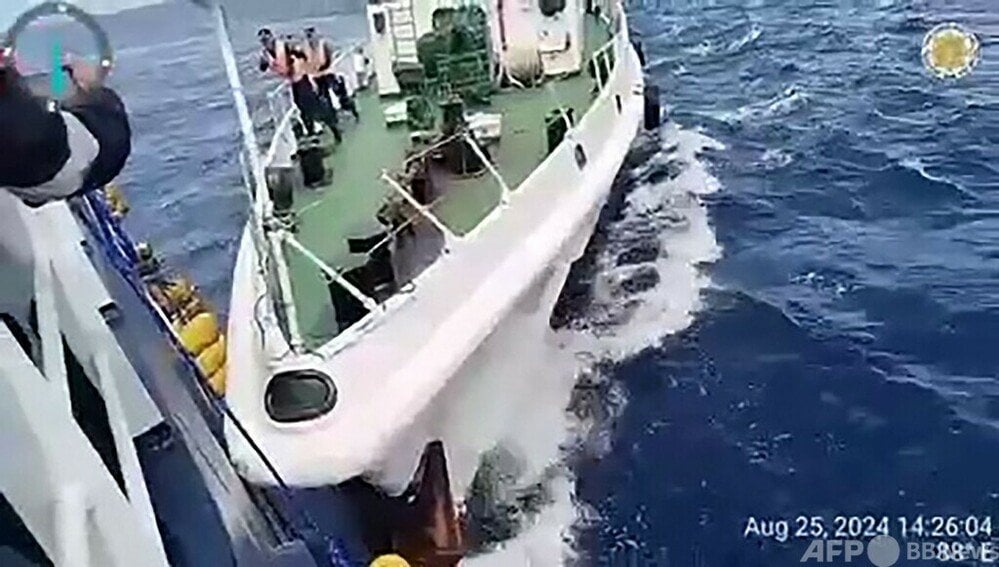 中国、衝突で海に落下の乗組員を救助と主張 比は否定
