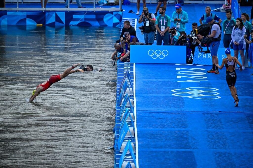 2024年パリ、トライアスロン選手初のセーヌ川犠牲者：大腸菌感染症のケース