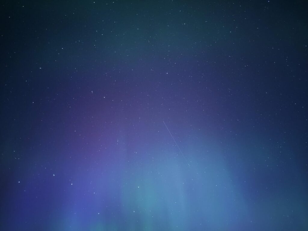 今夜のオーロラと流れ星。