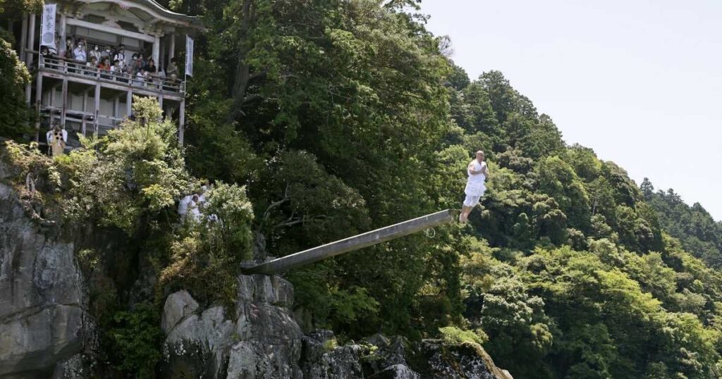 僧侶が琵琶湖で「棹飛び」 滋賀・近江八幡の伊崎寺