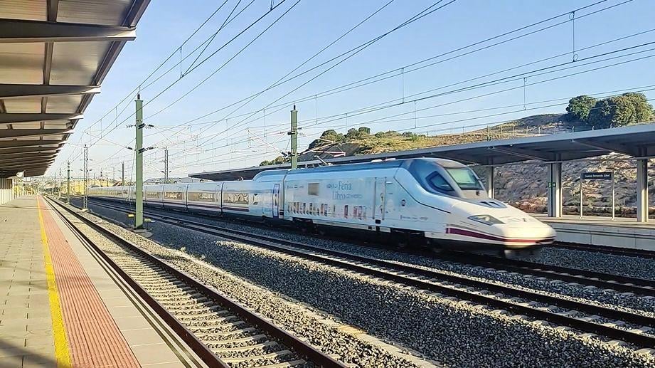 スペイン、クエンカ駅の高速列車