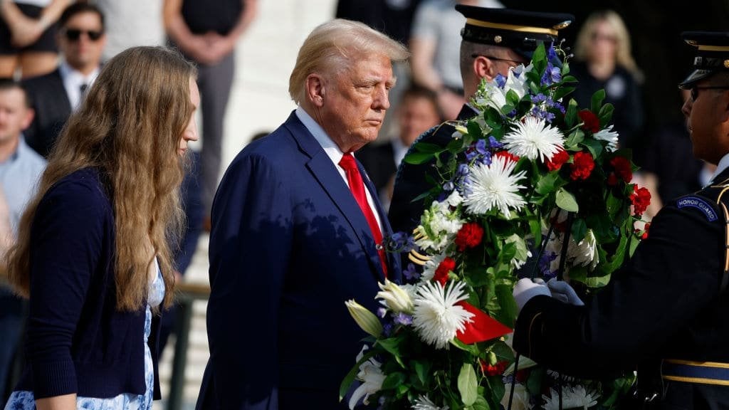 陸軍はトランプスタッフによるアーリントン墓地で働く女性への「突き飛ばし」を確認