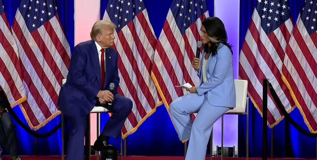 トランプ氏は、トゥルシ・ガバード氏とタウンホールミーティングを行うことを知らなかったと認めた。彼女とステージにいた時