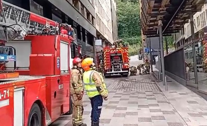 カールマニー通りの建物の火災を鎮火した