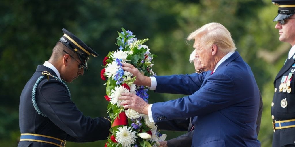一体どうしてトランプはアーリントン国立墓地を選挙活動の小道具として使うことを許されたのか？
