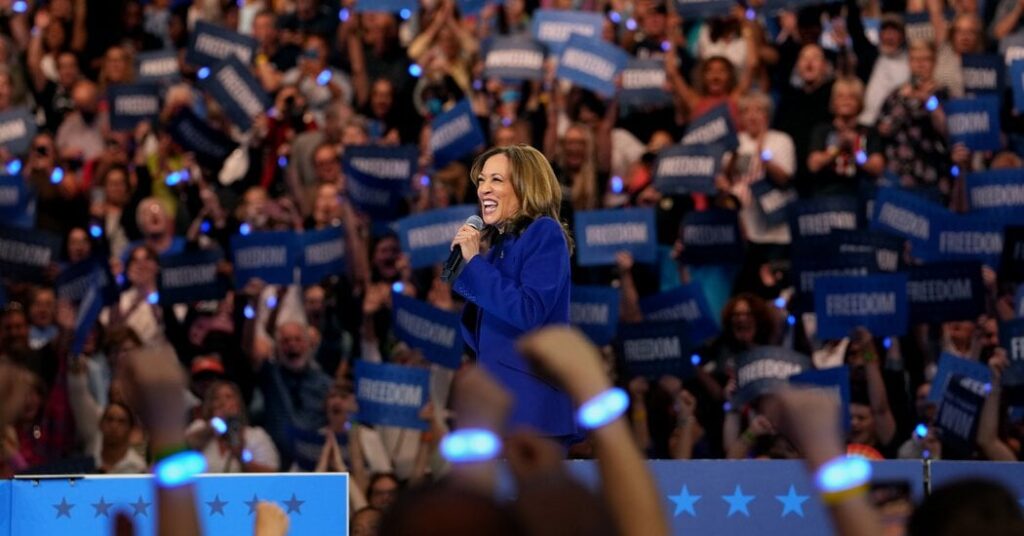 ハリス氏は力を見せつけるため、党大会から80マイル離れた場所で大規模な集会を開催