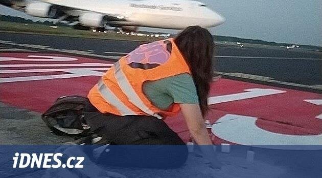 気候変動活動家らがドイツの複数の空港に侵入した。ニュルンベルクは交通を止めなければならなかった - iDNES.cz