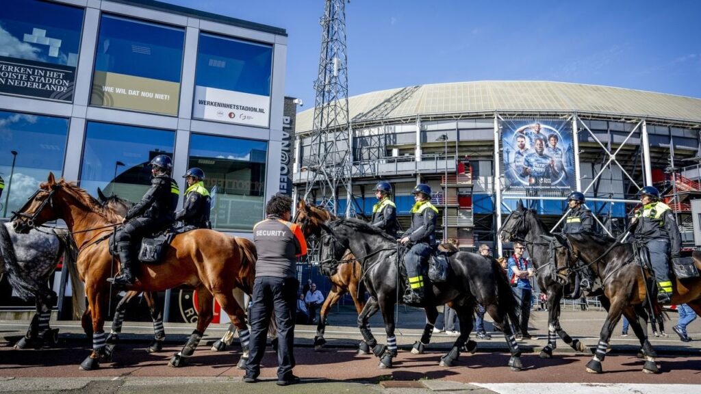 サッカーのトゥエンテ対スパルタ、NAC対アヤックスの試合は警察なしでスムーズに行われた