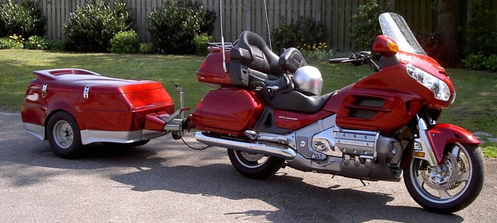 スロバキアではトレーラー付きのバイクに乗るのは違法ですか?