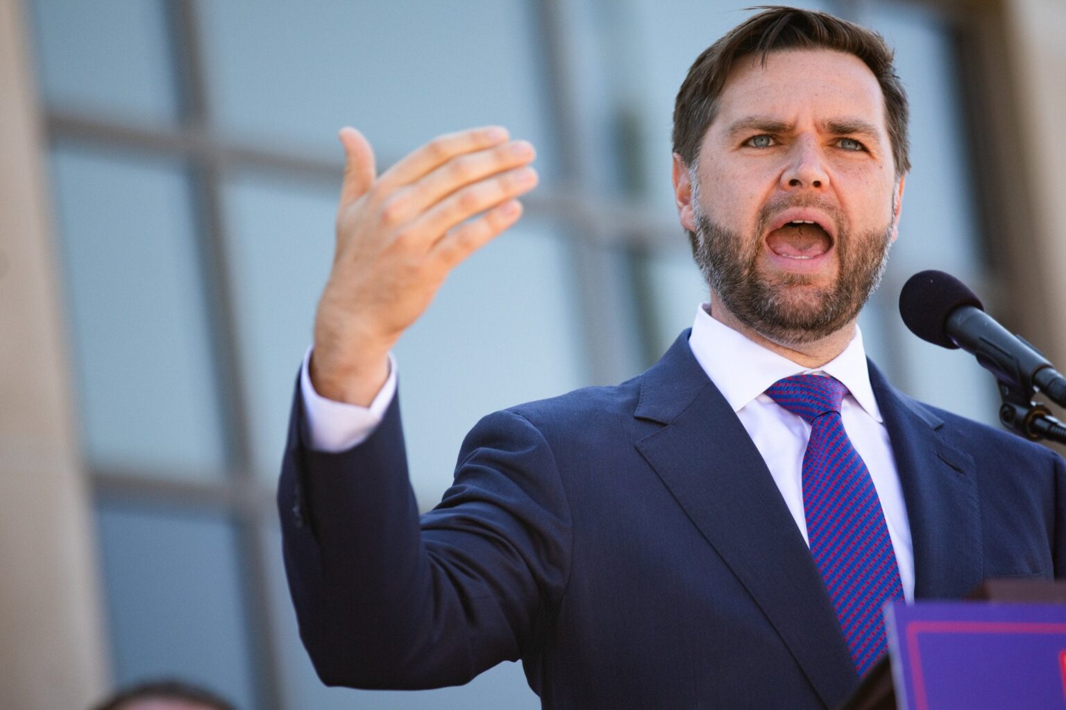 新たな世論調査によると、JD・ヴァンスは女性よりも男性に人気が低い