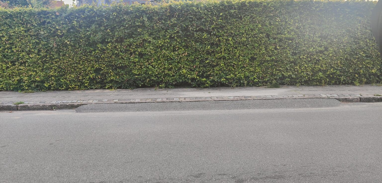 私道/カーポートのない私道の前の駐車場