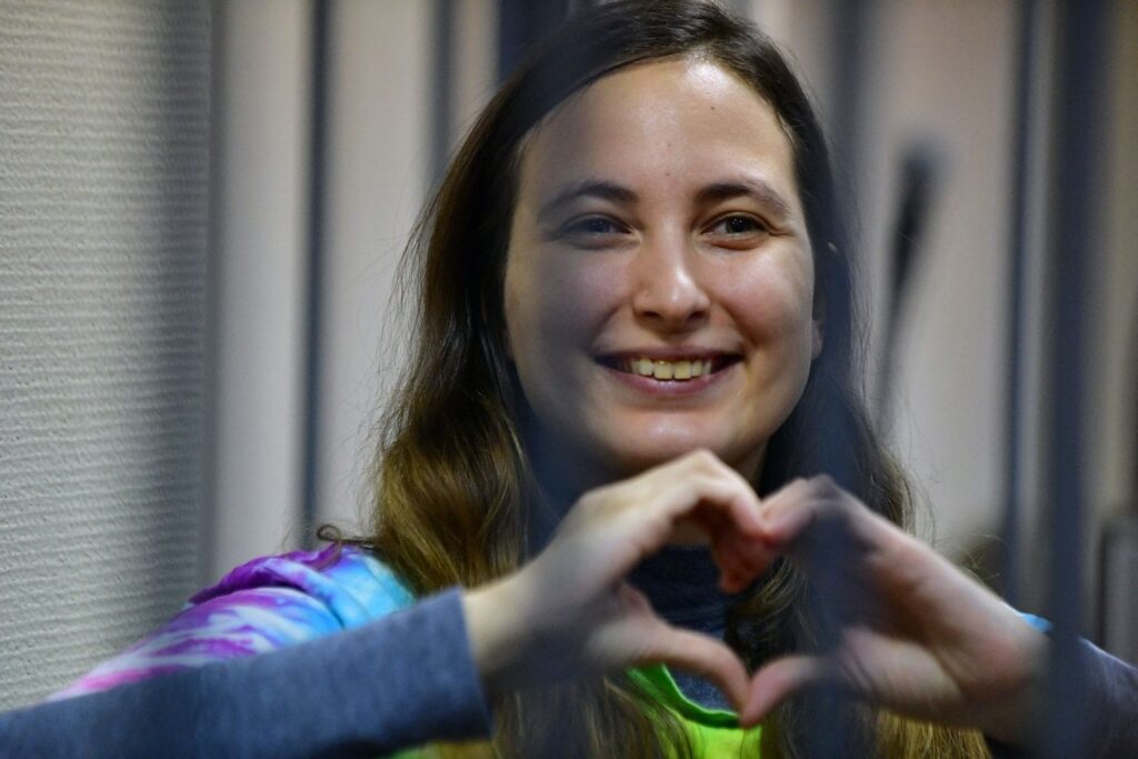ロシアの厳しい独房で、ヒッピーLGBTQアーティストは内なる喜びで生き延びた